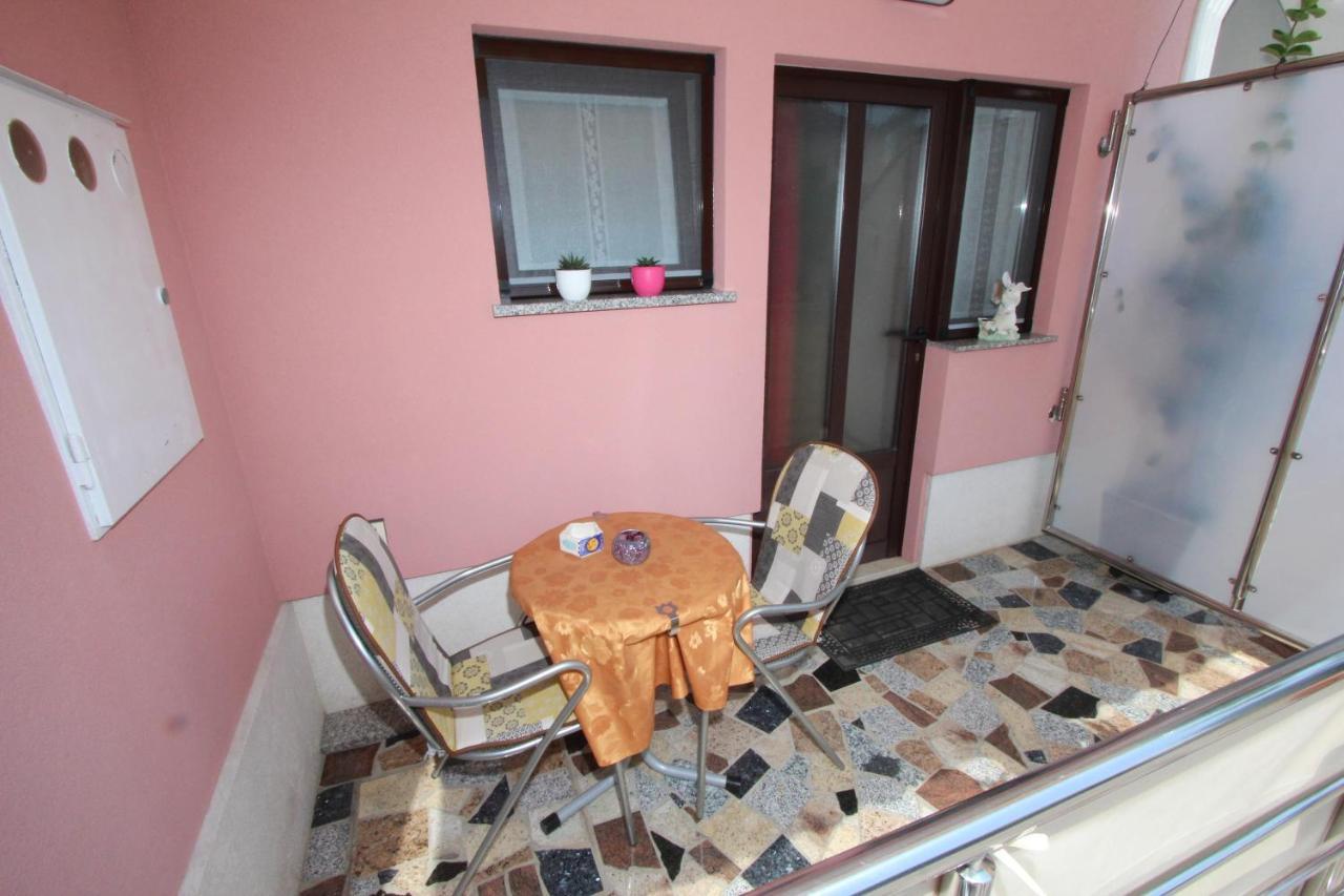 Guest house Room And Apartment Lea