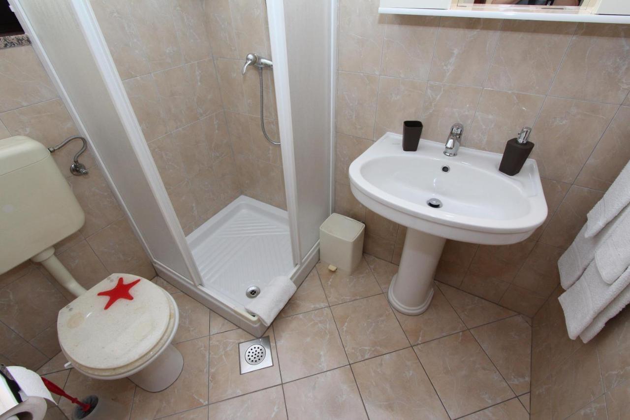 Room And Apartment Lea 3*